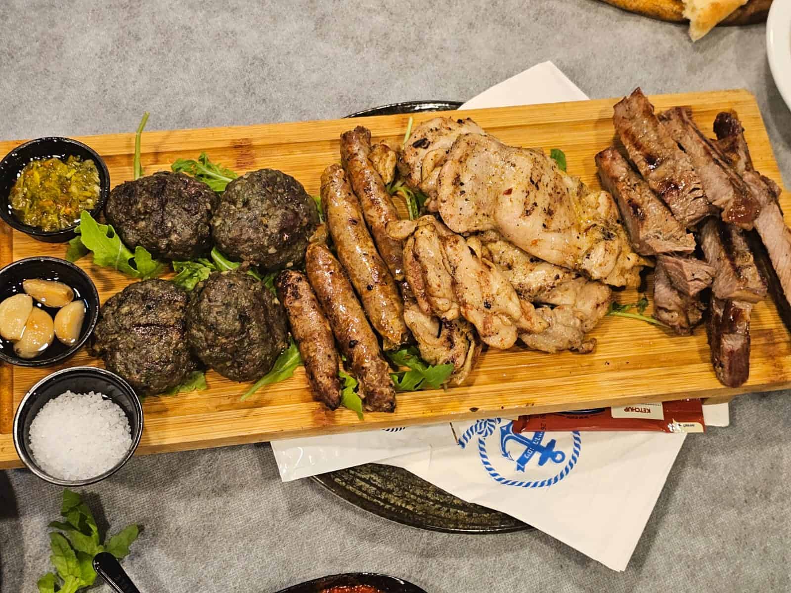 מסעדת ניסו הדייג אשקלון סיור משקיעים סיור משקיעים ורוכשים באשקלון של קליקת הנדל"ן - סיורי נדל"ן מקצועיים - האוטובוס של קליקת הנדל"ן