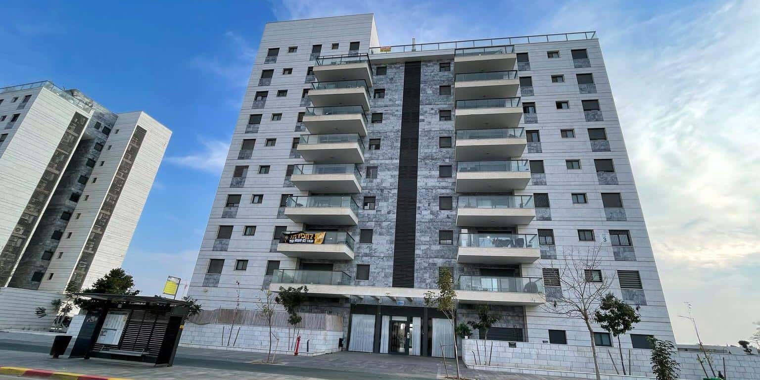 בנייני מגורים חדשים בנתיבות, מסמלים את תנופת הפיתוח וההשקעות בעיר, עם הזדמנויות נדל"ן משמעותיות ופוטנציאל צמיחה.