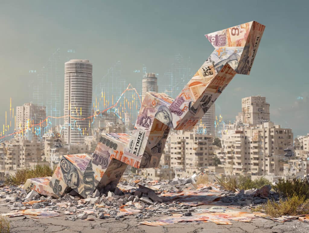 חץ עולה עשוי משטרות שקל ישראלי בלב עיר עם רקע של גרפים פיננסיים, הממחיש את העלייה בהיקף המשכנתאות בישראל על רקע שוק נדל"ן מדשדש