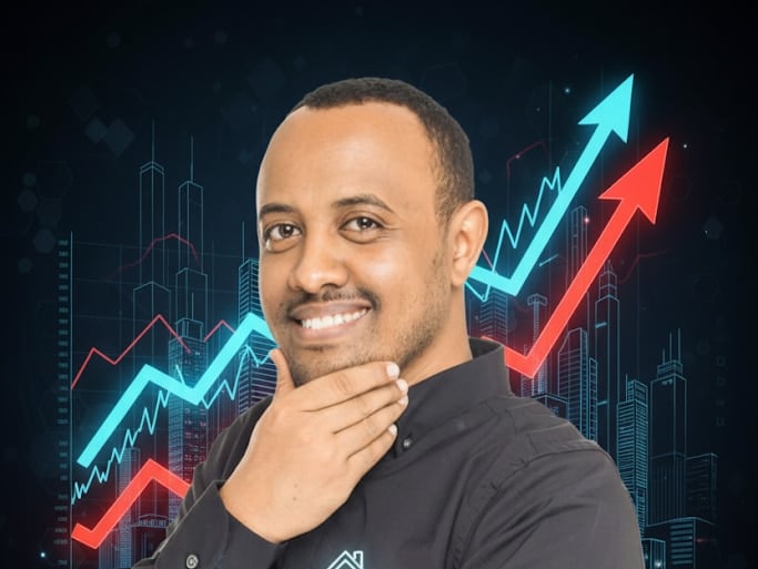 בן סולומון מחייך, לבוש חליפה, עומד מול דגם של בניין דירות על נדנדה. מאחוריו גרף נדל"ן עולה ויורד עם חיצים, על רקע כהה.