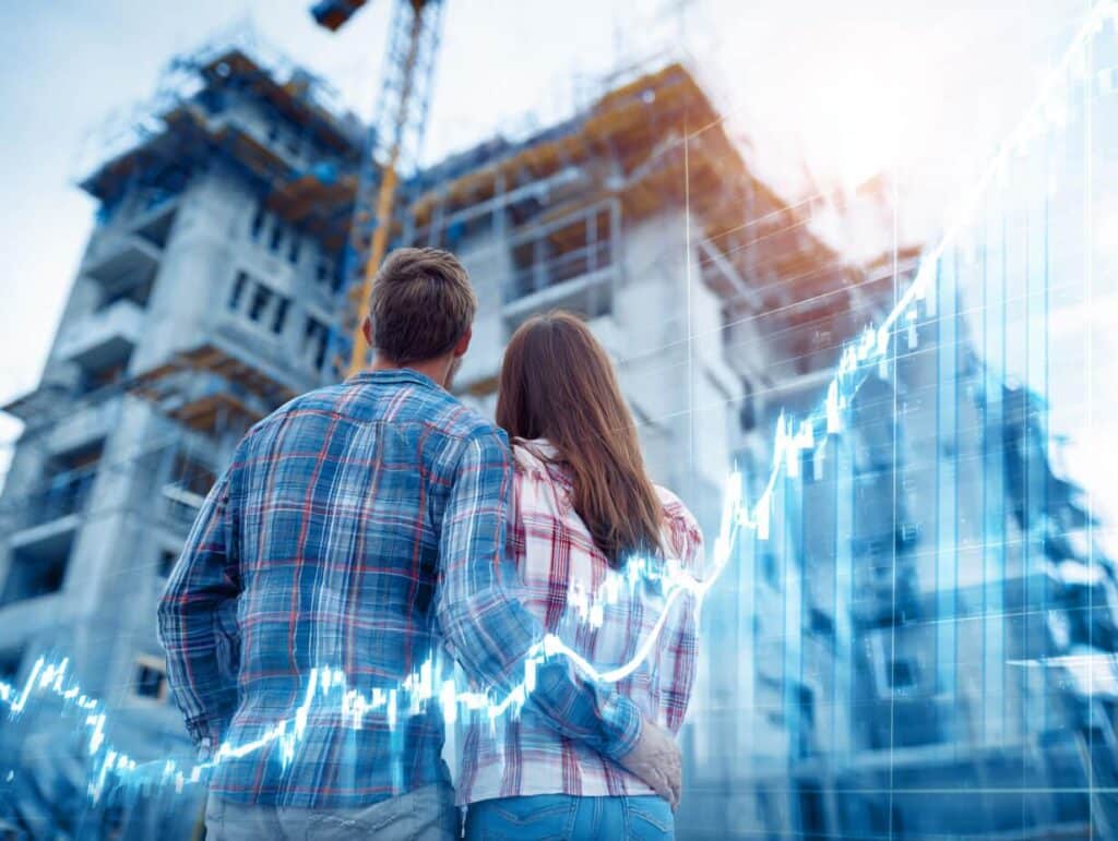 זוג צעיר מביט לעבר בניין בבנייה – על רקע ההחלטה של בנק ישראל להעלות את תקרת המשכנתא לרוכשי דירה בהנחה