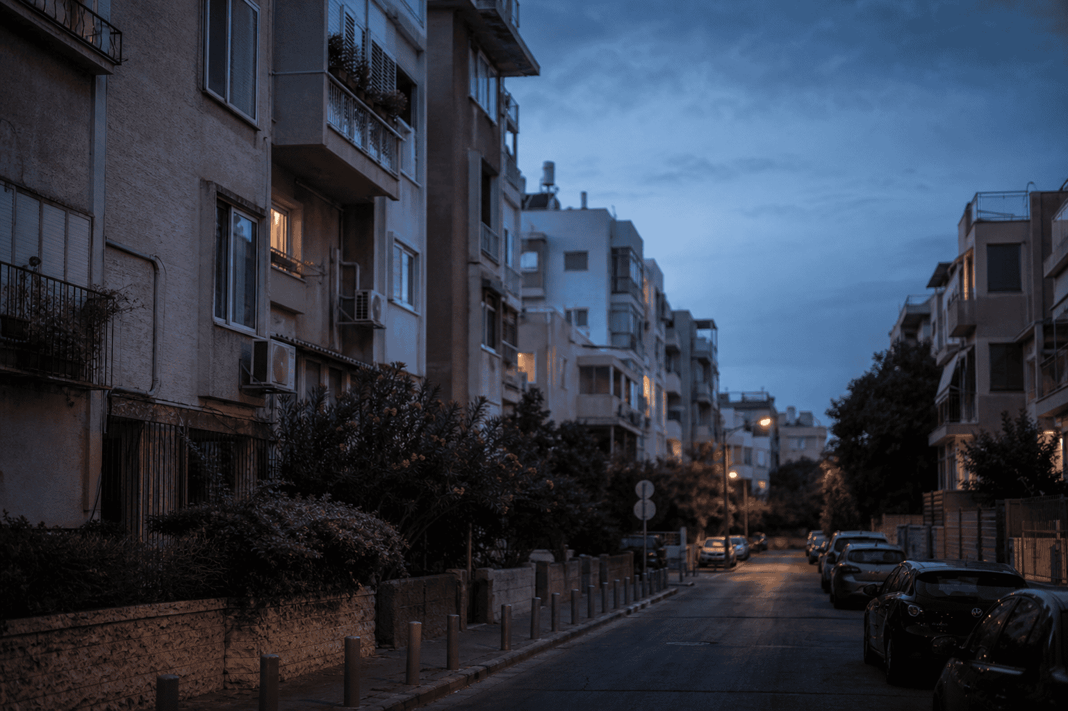 רחוב מגורים עם בנייני דירות באור ערב קריר, המחשה להתקררות מחירי הדירות